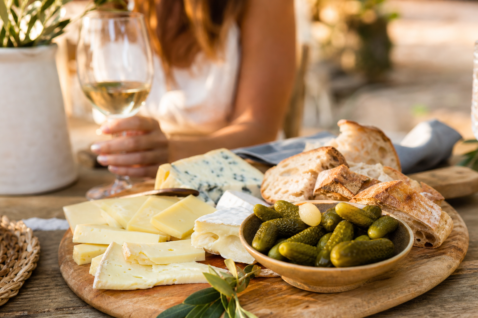 Pickles lactofermentés maison recette servis sur une planche apéritive avec fromages